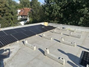 Single-tilt solar panel mounting structure on flat rooftop